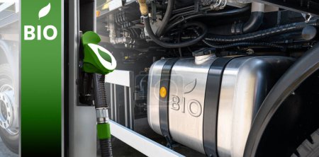 Biotreibstofftankstelle auf dem Hintergrund eines LKW-Tanks. Hochwertiges Foto