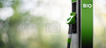 Estación de servicio de biocombustibles sobre un fondo verde. Foto de alta calidad 