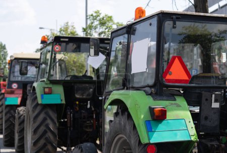 Les agriculteurs ont bloqué la circulation avec des tracteurs lors d'une manifestation
