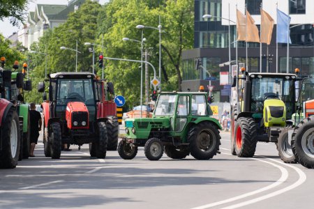 Bauern blockierten bei Protest den Verkehr mit Traktoren