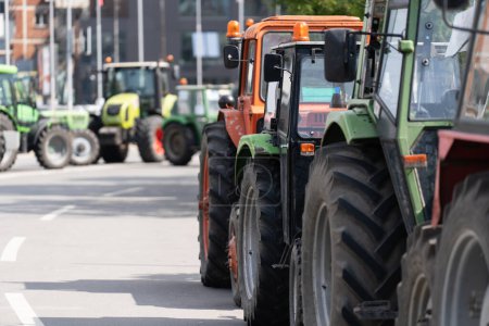 Agricultores bloquearon el tráfico con tractores durante una protesta
