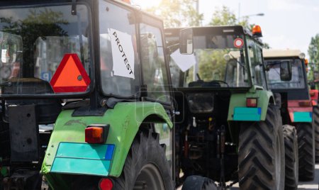 Agricultores bloquearon el tráfico con tractores durante una protesta.