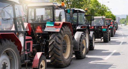 Agricultores bloquearon el tráfico con tractores durante una protesta.