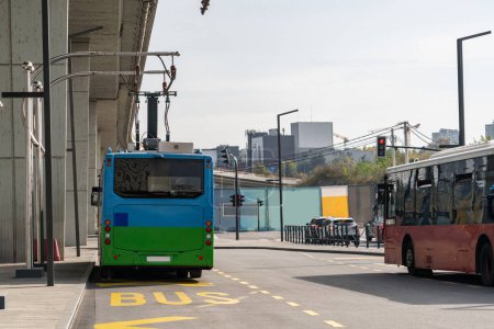 Autobús eléctrico en una parada se cobra por pantógrafo. Movilidad limpia.