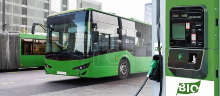 Biotreibstofftankstelle vor dem Hintergrund eines grünen Stadtbusses. Dekarbonisierung des öffentlichen Verkehrs.