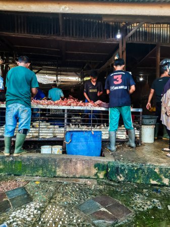 Téléchargez les photos : Pariaman, Indonésie - 10 décembre 2023 : Les gens visitent le marché du poulet à griller dans la ville de Pariaman le matin - en image libre de droit