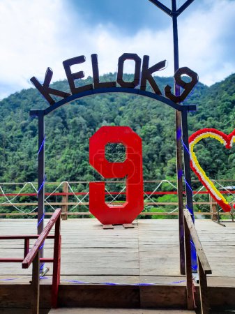 Foto spot con el símbolo número nueve en el paso elevado Kelok Sembilan en Limapuluh Kota Regency