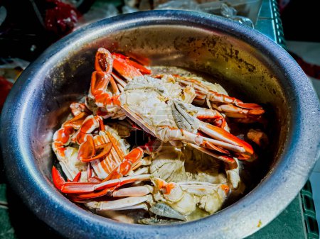 Téléchargez les photos : Crabe qui a été bouilli avec des épices et ajouté à la casserole - en image libre de droit