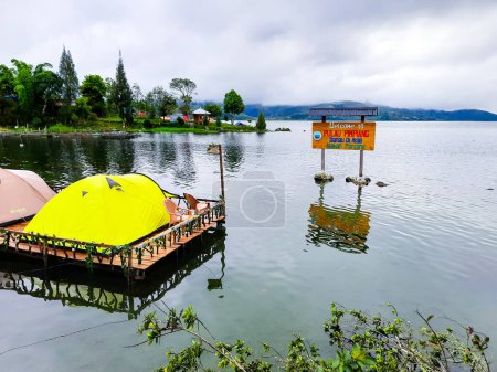 Foto de Uno de los destinos turísticos en Alahan Panjang es la isla de Pimpiang, un camping en la zona del lago Diatas - Imagen libre de derechos