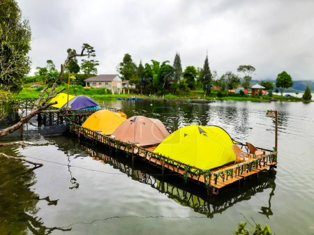 Ein Campingplatz im Kieselalgengebiet sowie ein Touristenort auf der Insel Pimpiang in Alahan Panjang, Solok Regency, Provinz West-Sumatra, Indonesien