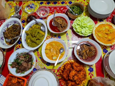 Comidas rápidas para Iftar con la familia, con un menú de platos de Padang como Koto Gadang, Tambunsu, Curry de cabra, Dendeng Balado y otros. Esta foto es adecuada para algo con un tema culinario y de comida