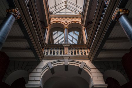 Téléchargez les photos : Fenêtres et colonnes de l'atrium à la mairie historique de Stralsund, Allemagne - en image libre de droit