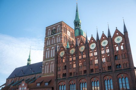 Téléchargez les photos : La vue sur la mairie de la ville hanséatique de Stralsund, construite dans le style de la brique gothique nord-allemande - en image libre de droit