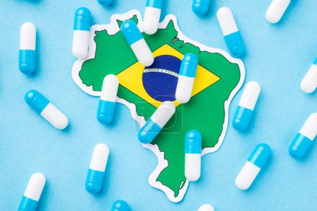 Téléchargez les photos : Carte du Brésil avec de nombreuses pilules sur elle. Concept de mauvaise condition médicale dans le pays, propagation de nombreuses maladies et maladies - en image libre de droit