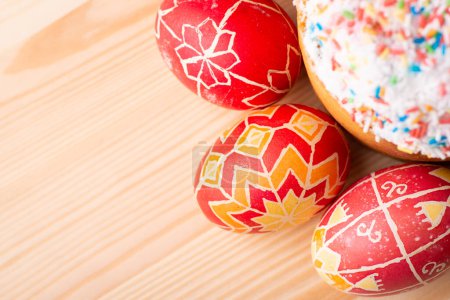 Téléchargez les photos : Vue du haut vers le bas des œufs de Pâques peints près du pain de Pâques - en image libre de droit