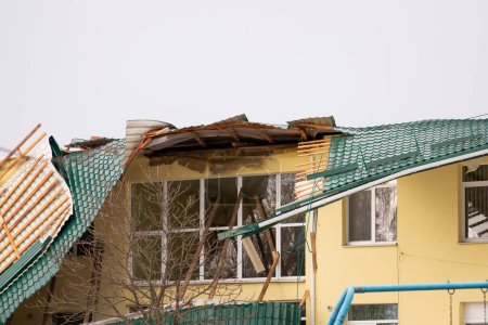 Beschädigtes Dach eines Gebäudes. Starker Wind, Tornado, Sturmkonzept
