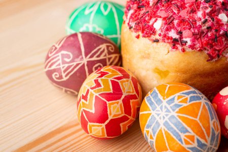 Téléchargez les photos : Easter celebration. Decorated eggs and Bread on wooden table - en image libre de droit