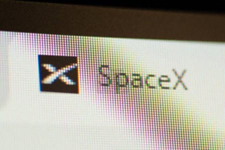 Téléchargez les photos : Computer screen with opened tab of site of SpaceX company. Chernihiv, Ukraine - 15 January 2022 - en image libre de droit