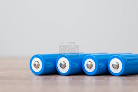 Batteries bleues modernes posées sur la table. Gros plan sur le concept 18650 batteries rechargeables, énergie et électricité