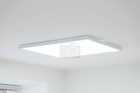 Téléchargez les photos : Plafond blanc avec lampe à panneau LED. Éclairage minimaliste moderne au bureau - en image libre de droit