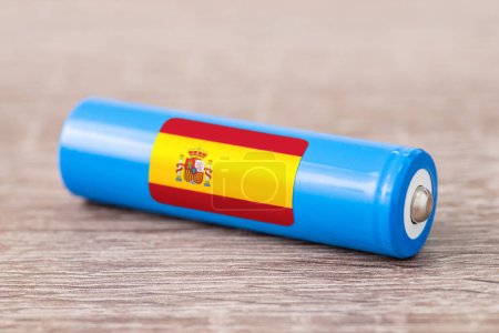 Foto de Batería li-ion recargable con bandera de España. Producción de baterías de litio en España - Imagen libre de derechos