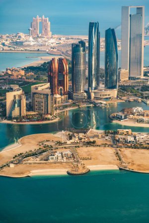 Luftaufnahme von Abu Dhabi Stadtbild, Panorama, Vereinigte Arabische Emirate Januar 2024