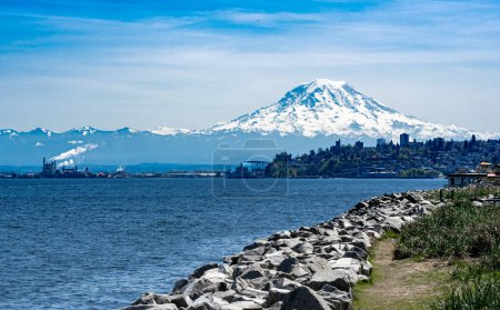 Blick auf den majestätischen Mount Rainier von Point Ruston aus, einschließlich des Industriegebiets von Tacoma