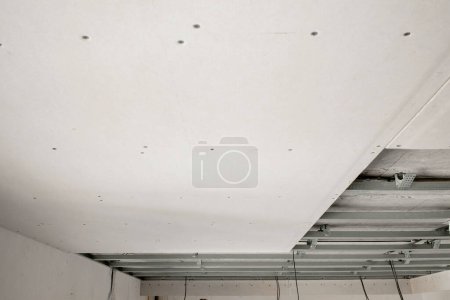 Foto de Estructura de techo suspendido, para la instalación de placas de yeso. - Imagen libre de derechos