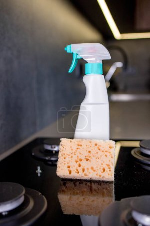 Éponge d'onguent et moyen de la cuisinière à gaz de nettoyage sur la cuisine.