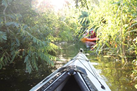Téléchargez les photos : Coucher de soleil Kayak : Active River Adventure au milieu d'un coucher de soleil éclatant, embrassant les sensations fortes en plein air et retraite tranquille - en image libre de droit