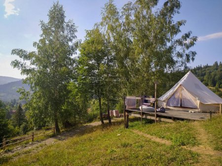 Téléchargez les photos : Explorer le grand air : Camping, Glamping et une tente beige dans la forêt pour une escapade nature ultime et une exploration en pleine nature - en image libre de droit