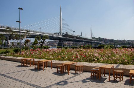 Téléchargez les photos : Belles tables et chaises vides dans la rue Golden Horn Istanbul. - en image libre de droit
