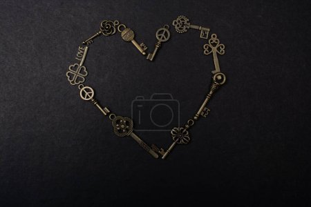 Foto de Las llaves de metal retro forman una forma de corazón con un fondo negro - Imagen libre de derechos