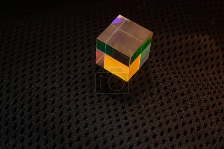Foto de Cubo de vidrio óptico dispersión de luz, espectro. Física óptica refracciones de rayos - Imagen libre de derechos