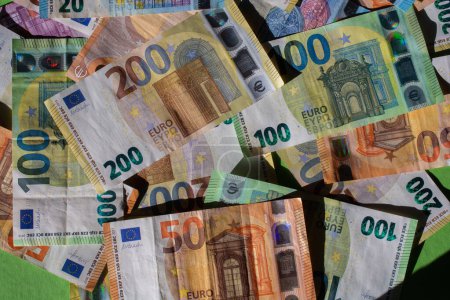 Téléchargez les photos : Contexte des billets en euros. Fragment de monnaie en euros - en image libre de droit