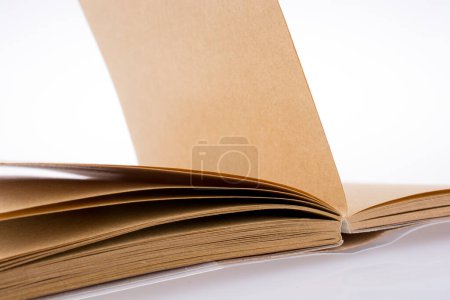 Foto de Cuaderno espiral sobre fondo blanco - Imagen libre de derechos