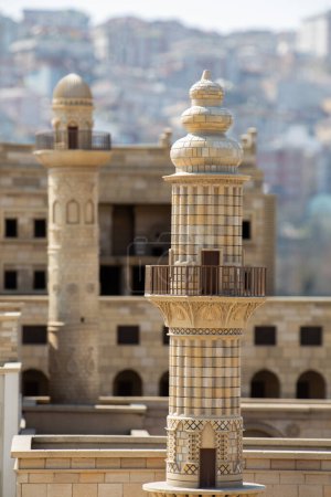 Téléchargez les photos : Copie à l'échelle de la vue extérieure du minaret d'une mosquée. Voyage en Turquie concept - en image libre de droit