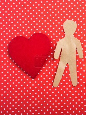 Téléchargez les photos : Coeur et forme d'homme et d'enfant découpés en papier - en image libre de droit