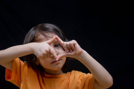 Foto de Niño haciendo marco con las manos como concepto de fotografía - Imagen libre de derechos