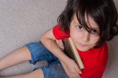 Foto de Niño con mano de libro como concepto educativo y de estudio - Imagen libre de derechos