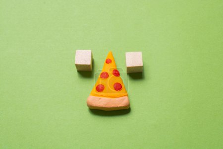 Téléchargez les photos : Pièce de pizza Icône sur papier rouge. Concept de cuisson - en image libre de droit
