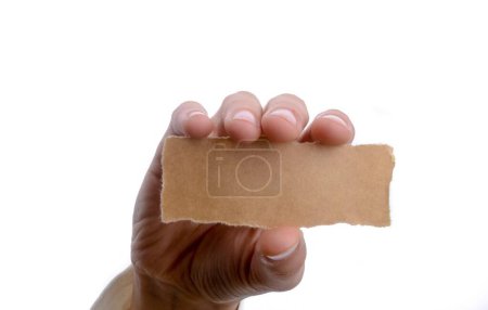 Téléchargez les photos : Main tenant un morceau de papier portable déchiré à blanc - en image libre de droit