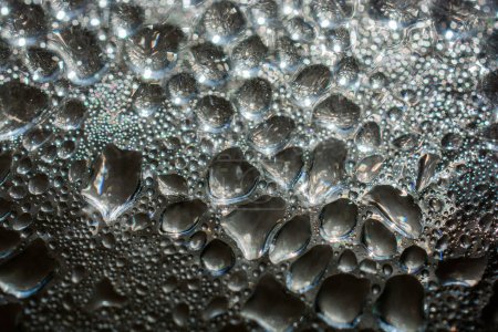 Foto de Fondo cubierto con gotas de agua en vista de primer plano - Imagen libre de derechos
