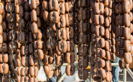 Téléchargez les photos : Saucisses séchées à la turque traditionnelle en vue - en image libre de droit