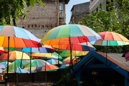 Téléchargez les photos : Rangées Parapluies flottant au-dessus de la rue à l'abri du soleil - en image libre de droit