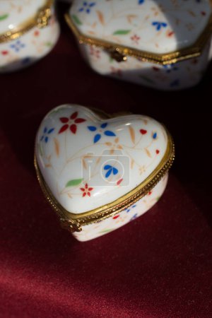 Téléchargez les photos : Objets décoratifs colorés en forme de coeur - en image libre de droit