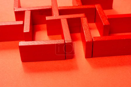 Foto de Concepto de estrategia empresarial, analítica, búsqueda de soluciones. Laberinto de bloques de madera de colores. - Imagen libre de derechos