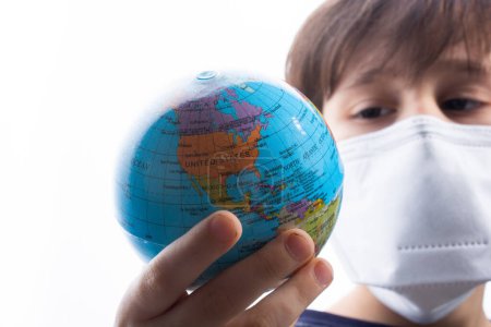 Foto de Los niños usan máscaras de salud para prevenir el virus y los gérmenes. Protección de enfermedades - Imagen libre de derechos