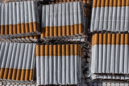 Téléchargez les photos : Ensemble de poches à cigarettes en stock en vue - en image libre de droit