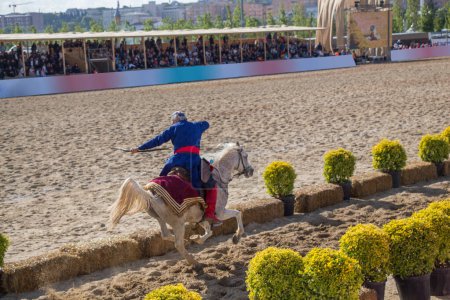 Foto de Arquero jinete cabalgando con ropa étnica a caballo - Imagen libre de derechos